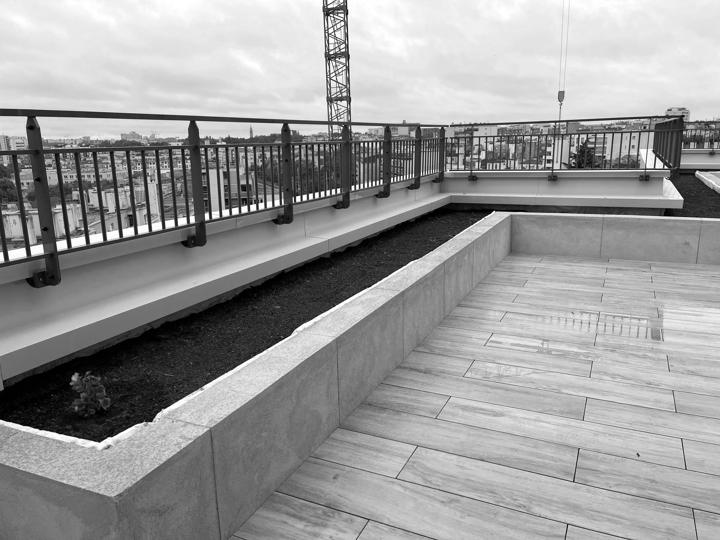 Le même toit-terrasse avant les plantations, jardinières vides, en noir et blanc